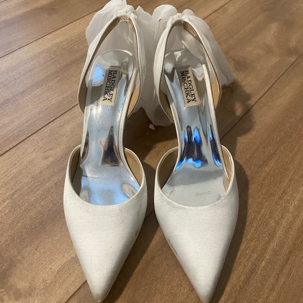 Badgley Mischka white heels, size 8 with bow detail. Slightly stained